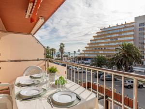 balcón con mesa y vistas a la calle en Apartment ROSES 5 by Interhome en Rosas