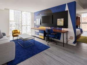 TV a/nebo společenská místnost v ubytování Hotel Indigo Miami Brickell by IHG