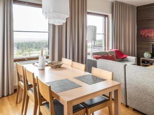 - une salle à manger avec une table et un canapé dans l'établissement Holiday Home Nordic chalet 9201 by Interhome, à Ylläsjärvi