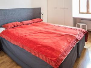 - une chambre avec un grand lit et une couverture rouge dans l'établissement Holiday Home Nordic chalet 9201 by Interhome, à Ylläsjärvi
