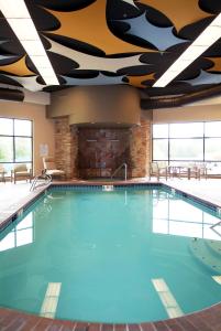 una gran piscina en una habitación de hotel con techo en Silver Reef Casino Resort, en Ferndale