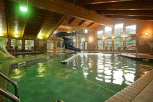בריכת השחייה שנמצאת ב-Hotel Glenwood Springs או באזור