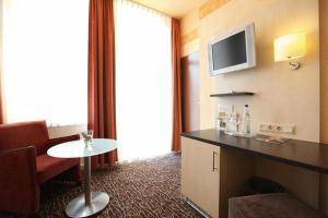 TV a/nebo společenská místnost v ubytování Adesso Hotel Kassel -pay at property on arrival- Ihr Automatenhotel in Kassel