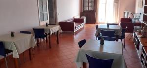 Grupoandria El Claustre de Ciutadella - HOSPEDERIA的休息区