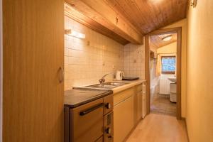 een kleine keuken met een wastafel en een toilet bij Untervernatsch Fewo Enzian in Senales