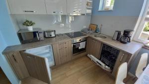 Kuchyňa alebo kuchynka v ubytovaní Apartament New Gdynia + 3 fotografie