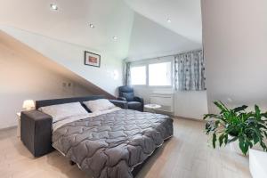 1 dormitorio con 1 cama, 1 silla y 1 ventana en Apartment Monta, en Dubrovnik
