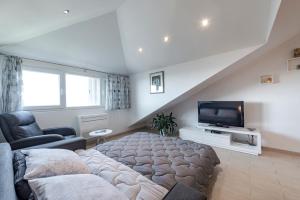 sala de estar con cama grande y TV en Apartment Monta, en Dubrovnik