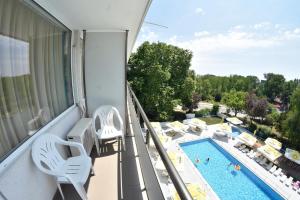 a balcony with a view of a swimming pool at Hotel Miorita Neptun in Neptun