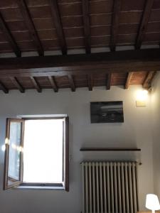 モンテプルチャーノにあるCentral Lovely Houseのラジエーターと窓が備わる客室です。
