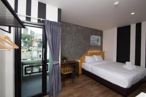 Postel nebo postele na pokoji v ubytování The Arbern Hotel x Bistro - SHA Extra Plus