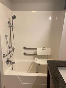 een badkamer met douche en ligbad bij Home2 Suites By Hilton Somerset, Ky in Somerset