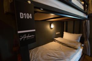 Postel nebo postele na pokoji v ubytování The Arbern Hotel x Bistro - SHA Extra Plus