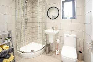 Ένα μπάνιο στο Home from home - 4 Double Bed House with Parking +16 φωτογραφίες