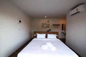 Postel nebo postele na pokoji v ubytování The Arbern Hotel x Bistro - SHA Extra Plus