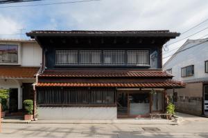 金沢市にあるHOTEL 101 KANAZAWAの黒屋根のアジア家屋