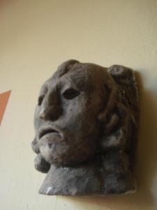 a statue of a head on a wall at Hotel Brisas de Copan in Copán Ruinas