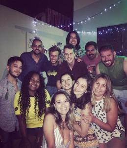 um grupo de pessoas posando para uma foto em Hostel Matilda em Curitiba