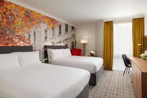 Letto o letti in una camera di Millennium Hotel and Conference Centre Gloucester London