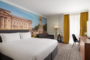 Letto o letti in una camera di Millennium Hotel and Conference Centre Gloucester London