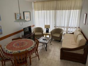 een woonkamer met een bank en een tafel bij ED. EL ARANZAL in Punta del Este