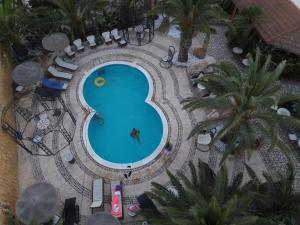 an overhead view of a swimming pool in a resort at Agriturismo Reggia Saracena in Agrigento