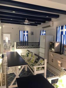 ein Wohnzimmer mit einem Sofa und einem Tisch in der Unterkunft Blue House in Jincheng