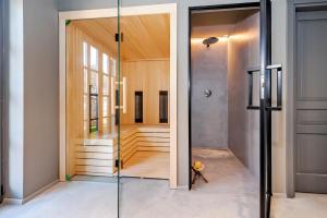 eine Glastür in einem Zimmer mit Flur in der Unterkunft Villa Art Renata with Pool, Sauna & Hot tub in Rovinj