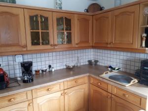 una cocina con armarios de madera y fregadero en Ferienhaus Weixelbraun, en Iselsberg