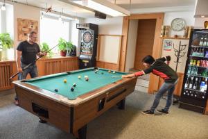 Biliár nebo kulečník v ubytování Hotel Garni Erlbacher