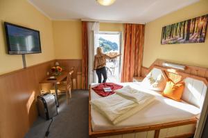 Postel nebo postele na pokoji v ubytování Hotel Garni Erlbacher