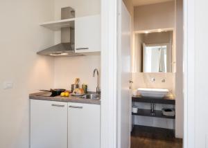 A kitchen or kitchenette at Novella Goldoni Suite-by Florence Concierge Még 23 kép