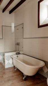 baño con bañera blanca y ventana en Casa Los Lirios, en Santa Brígida