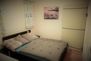 Llit o llits en una habitació de Hausboot MS Donautal
