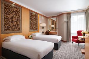 Letto o letti in una camera di Millennium Hotel and Conference Centre Gloucester London