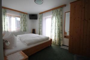 Letto o letti in una camera di Pension Aberger