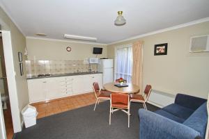 a living room filled with furniture and a tv at Wangaratta Caravan Park in Wangaratta