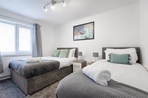 1 Schlafzimmer mit 2 Betten und einem Fenster in der Unterkunft Singleton House Parking & Garden-TV in Every Room! in Swansea