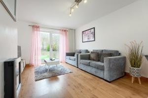 ein Wohnzimmer mit einem Sofa und einem TV in der Unterkunft Singleton House Parking & Garden-TV in Every Room! in Swansea