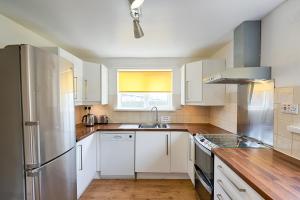 Kuchyň nebo kuchyňský kout v ubytování Singleton House Parking & Garden-TV in Every Room!