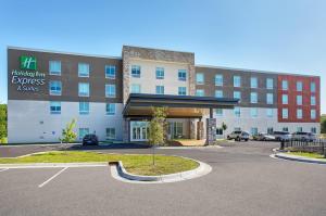 un parking vide devant un hôpital dans l'établissement Holiday Inn Express & Suites - La Grange, an IHG Hotel, à La Grange