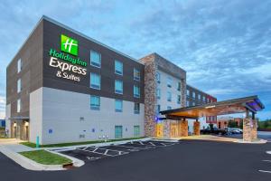 una imagen de un hotel con un cartel en él en Holiday Inn Express & Suites - La Grange by IHG, en La Grange