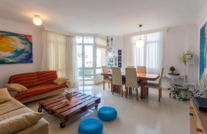 Posezení v ubytování Comfortable Apartment in Salinetas Beach.