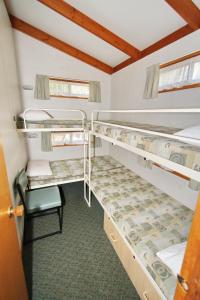 Poschodová posteľ alebo postele v izbe v ubytovaní Wangaratta Caravan Park