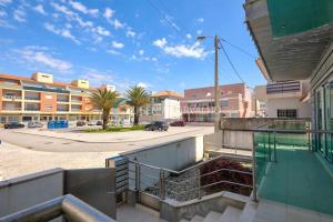 vistas a un edificio con aparcamiento en Casa da Praia Costa Nova, en Costa Nova