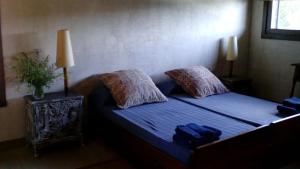 מיטה או מיטות בחדר ב-Casa de campo en Nahuja