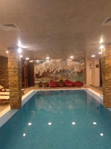 Una gran piscina en una habitación con en Апартамент в апарт хотел Forest Nook- Пампорово, en Pamporovo