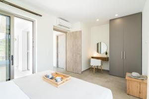 Posteľ alebo postele v izbe v ubytovaní Beachfront Nymphes Aigli with Private Pool, Children Area & BBQ