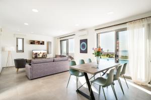 Posedenie v ubytovaní Beachfront Nymphes Aigli with Private Pool, Children Area & BBQ