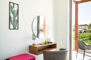 Posedenie v ubytovaní Beachfront Nymphes Aigli with Private Pool, Children Area & BBQ